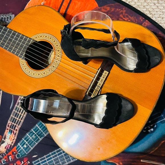 ❤️Beautiful Scalloped Ankle Strap Heels! - Picture 7 of 14